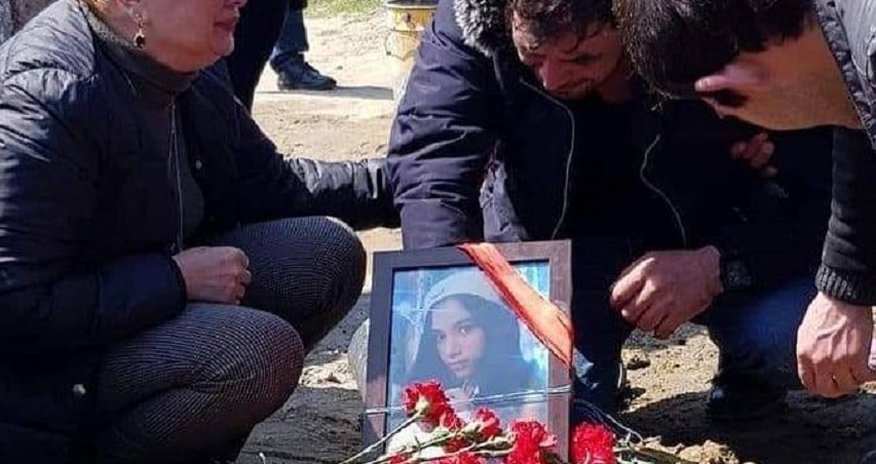 İşdən qovulan məktəb direktoru ölən Elinanın anasına susması üçün torpaq sahəsi təklif etdi İşdən qovulan məktəb direktoru ölən Elinanın anasına susması üçün torpaq sahəsi təklif etdi