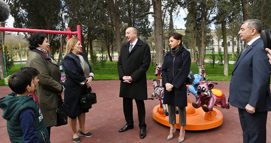 Prezident parkda sakinlərlə görüşdü - FOTO Prezident parkda sakinlərlə görüşdü - FOTO