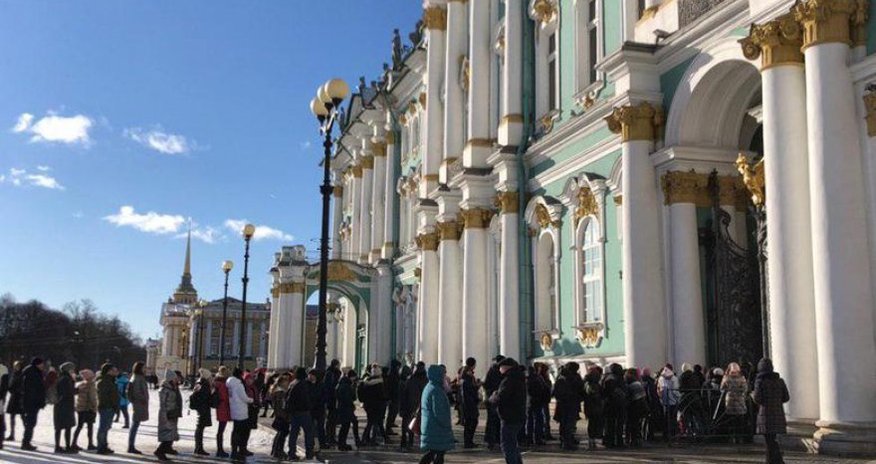В Петербурге эвакуируют посетителей Эрмитажа В Петербурге эвакуируют посетителей Эрмитажа