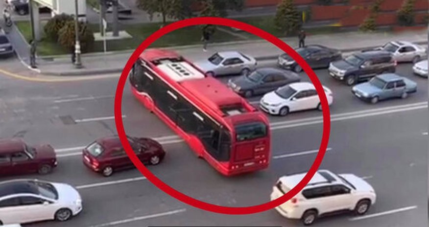 "BakuBus" avtobusu bir manevrlə bütün yolu iflic etdi – VİDEO "BakuBus" avtobusu bir manevrlə bütün yolu iflic etdi – VİDEO
