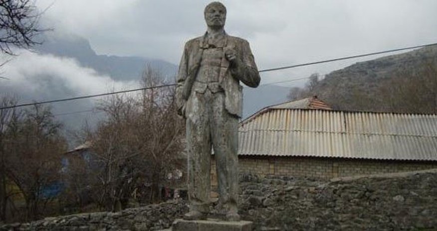 Leninin Azərbaycandakı sonuncu heykəli yıxıldı: "Özümüz dağıtdıq" Leninin Azərbaycandakı sonuncu heykəli yıxıldı: "Özümüz dağıtdıq"