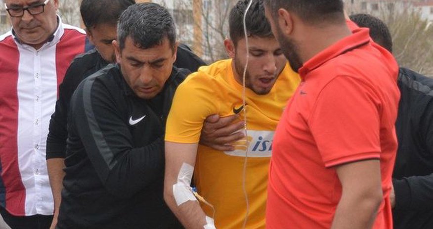 Futbolçunun ağzına arı girdi, xəstəxanalıq oldu - FOTO Futbolçunun ağzına arı girdi, xəstəxanalıq oldu - FOTO