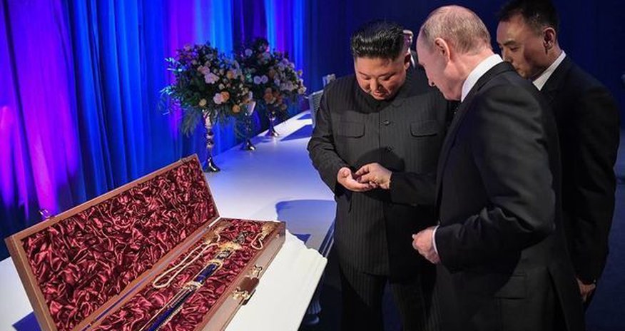 Kim Çen In Putinə qılınc bağışladı - VİDEO Kim Çen In Putinə qılınc bağışladı - VİDEO