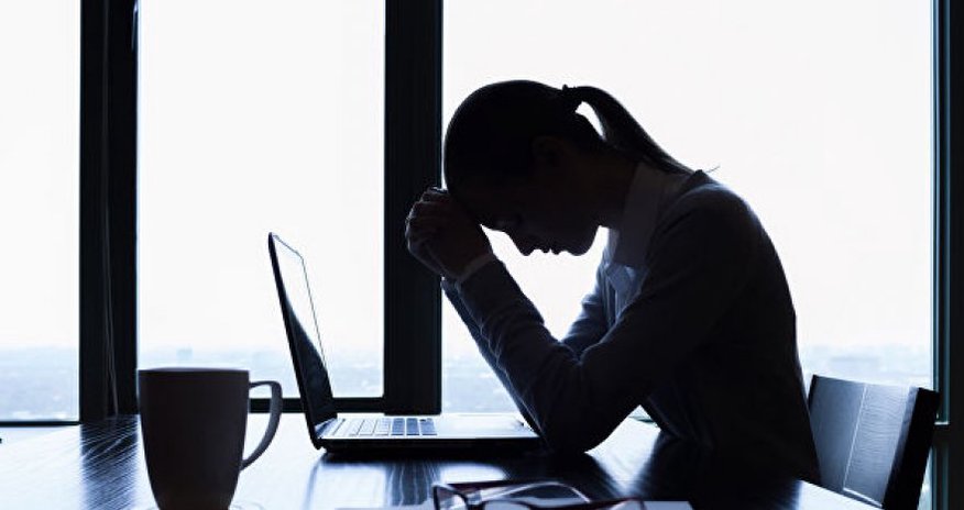 Ученые рассказали, к чему приводят стресс на работе и недосып
