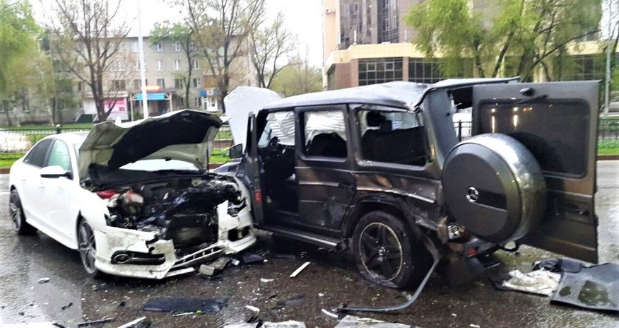Bakıda 12 avtomobili əzən "Gelandewagen" sürücüsü saxlanıldı - VİDEO Bakıda 12 avtomobili əzən "Gelandewagen" sürücüsü saxlanıldı - VİDEO