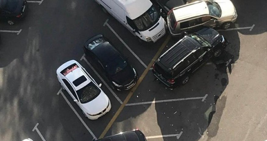 “Land Cruiser”lə 9 maşını əzən “sürücü”nün kimliyi bəlli oldu “Land Cruiser”lə 9 maşını əzən “sürücü”nün kimliyi bəlli oldu