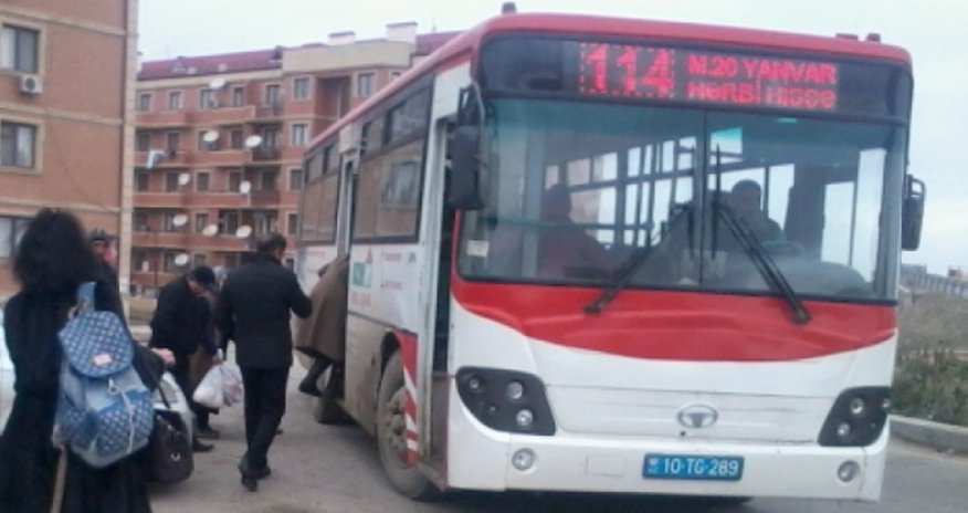 Avtobus sürücüsü halı pisləşən sərnişini təhqir etdi - VİDEO Avtobus sürücüsü halı pisləşən sərnişini təhqir etdi - VİDEO