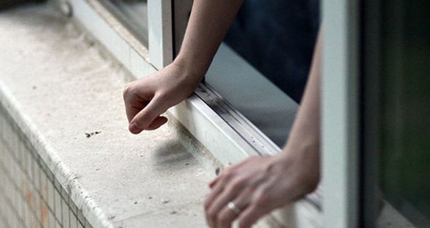Xırdalanda gənc özünü binanın 5-ci mərtəbəsindən atdı Xırdalanda gənc özünü binanın 5-ci mərtəbəsindən atdı