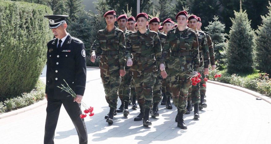 Əsgər Heydər Əliyev babasının məzarını ziyarət etdi Əsgər Heydər Əliyev babasının məzarını ziyarət etdi