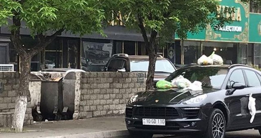 Bakıda sakinlər zibil qutularının önünü kəsən sürücünü cəzalandırdı Bakıda sakinlər zibil qutularının önünü kəsən sürücünü cəzalandırdı
