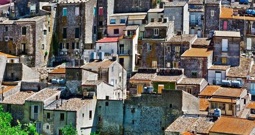 Siciliyada bir avroya evlər satılır Siciliyada bir avroya evlər satılır