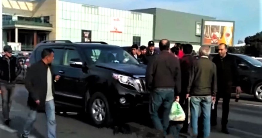 Xanım sürücü "Prado" ilə "Ganjlik Mall"ın qarşısında dəhşətli qəza törətdi - VİDEO Xanım sürücü "Prado" ilə "Ganjlik Mall"ın qarşısında dəhşətli qəza törətdi - VİDEO