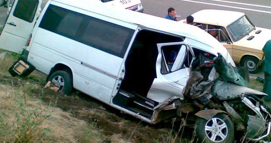 Mikroavtobus aşdı - yaralılar var Mikroavtobus aşdı - yaralılar var