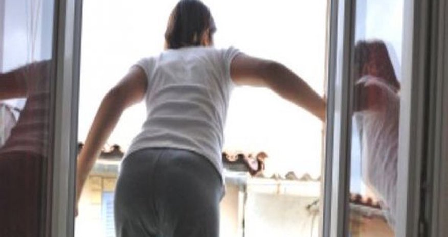 Bakıda ərindən boşanan iki uşaq anası özünü səkkizinci mərtəbədən atdı Bakıda ərindən boşanan iki uşaq anası özünü səkkizinci mərtəbədən atdı