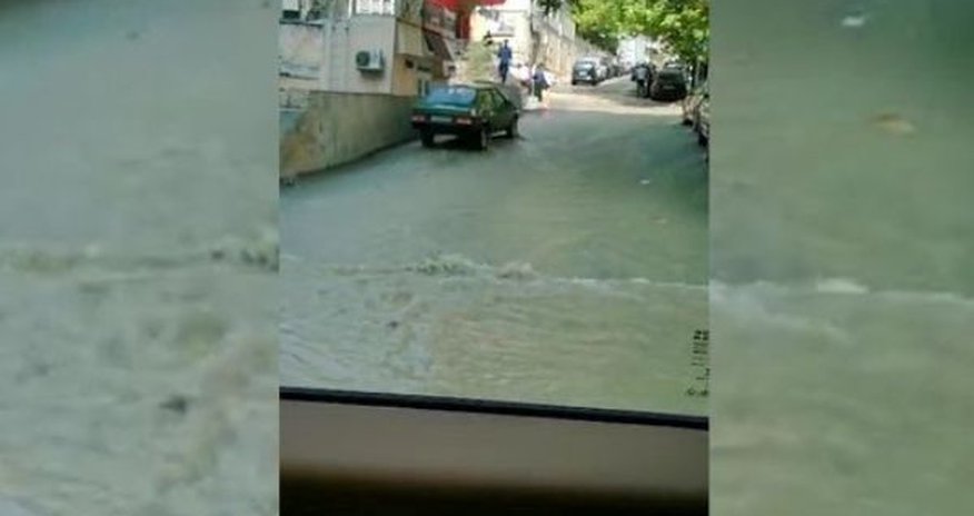 Bakının mərkəzini su basdı - FOTO Bakının mərkəzini su basdı - FOTO