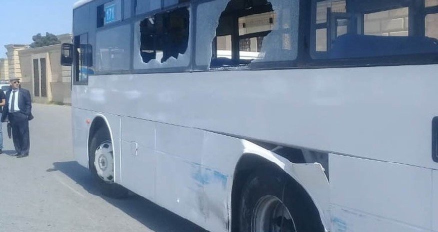 Bakıda sərnişin avtobusu kranla toqquşdu - xəsarət alanlar var Bakıda sərnişin avtobusu kranla toqquşdu - xəsarət alanlar var