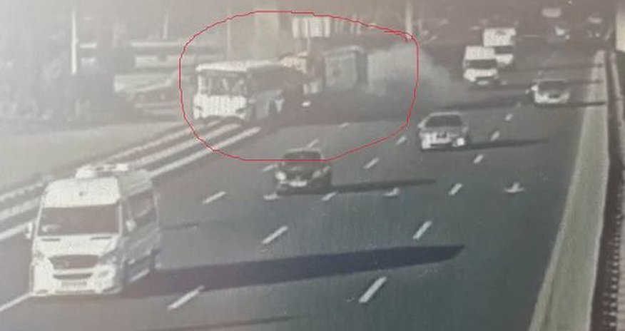 Bakıda zibil maşınının avtobusa çırpıldığı qəza anı - VİDEO Bakıda zibil maşınının avtobusa çırpıldığı qəza anı - VİDEO