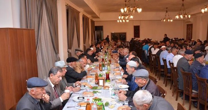 Heydər Əliyev Fondu iftar süfrəsi açdı - FOTO Heydər Əliyev Fondu iftar süfrəsi açdı - FOTO