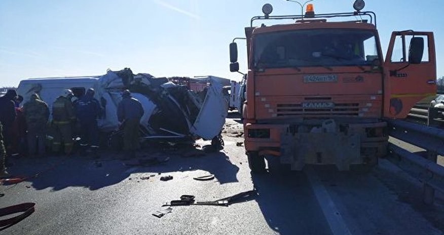 В Азербайджане столкнулись микроавтобус и грузовик, 4 человека погибли В Азербайджане столкнулись микроавтобус и грузовик, 4 человека погибли
