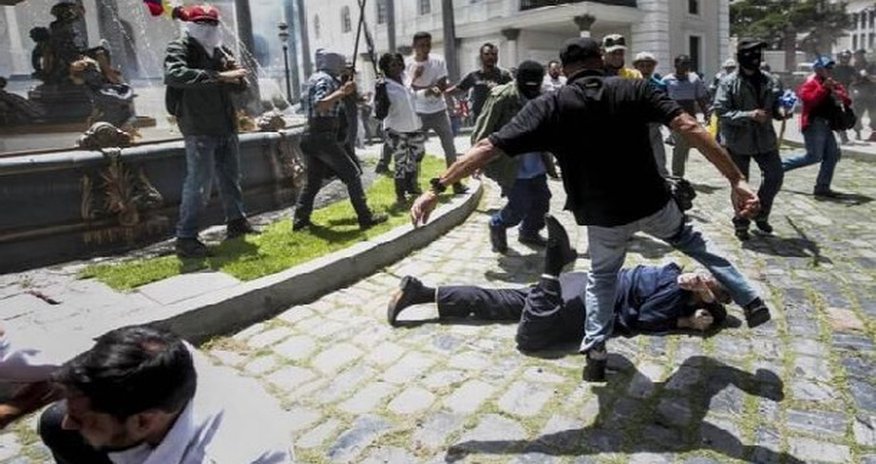 Tələbə qıza sataşan 40 yaşlı kişini küçədə döydülər Tələbə qıza sataşan 40 yaşlı kişini küçədə döydülər