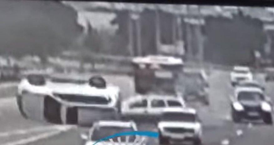 “Uçan baqaj” qəzaya səbəb oldu: “Prado” aşdı, “Opel” çevrildi - VİDEO “Uçan baqaj” qəzaya səbəb oldu: “Prado” aşdı, “Opel” çevrildi - VİDEO