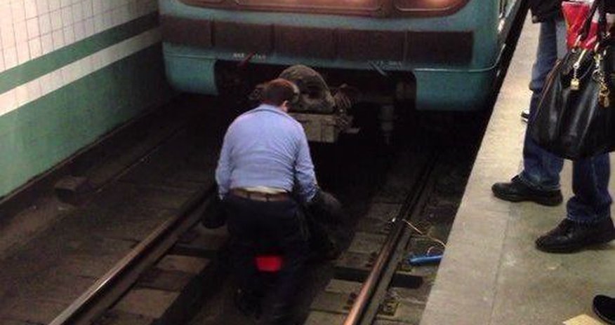 Bakı metrosunda intihar — Özünü qatarın altına atdı Bakı metrosunda intihar — Özünü qatarın altına atdı