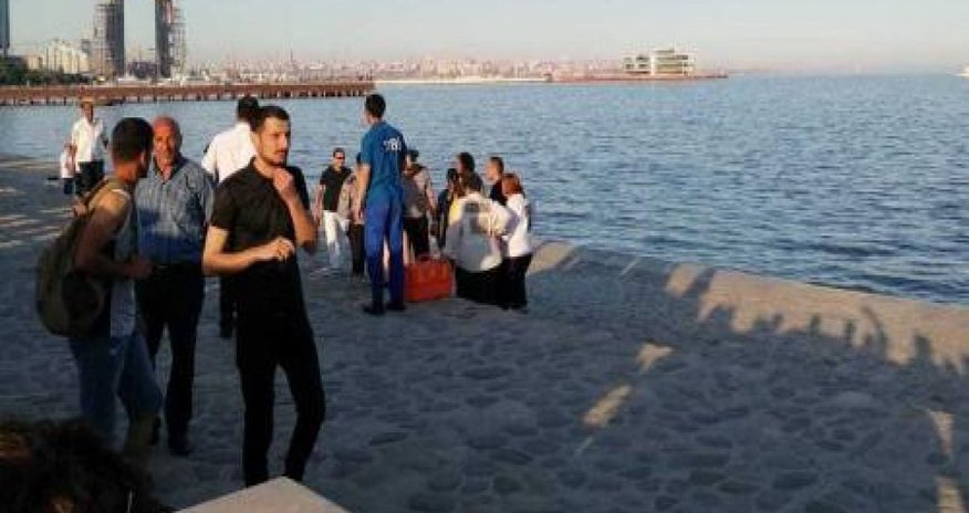 Bulvarda dəhşət: 3 nəfər özünü dənizə atdı, biri öldü- VİDEO Bulvarda dəhşət: 3 nəfər özünü dənizə atdı, biri öldü- VİDEO