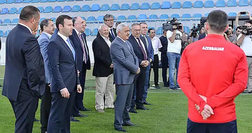 Rövnəq Abdullayev milli komanda ilə görüşdü Rövnəq Abdullayev milli komanda ilə görüşdü