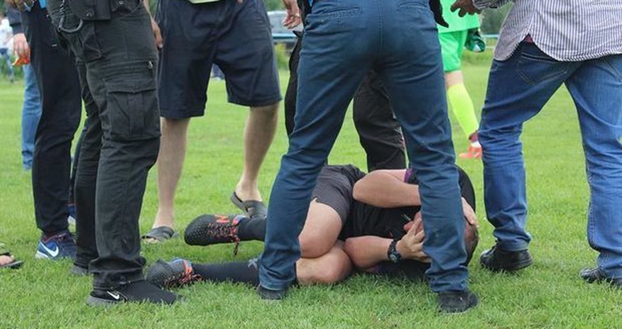 Futbol fanatları hakimi döydülər - Video Futbol fanatları hakimi döydülər - Video