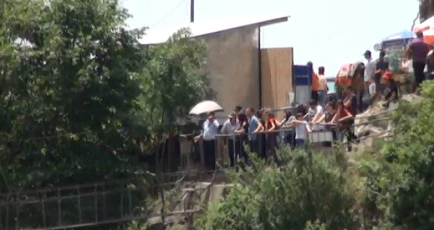 İsmayıllıda özbaşınalıq - bu yoldan keçmək üçün pul tələb olunur- Video İsmayıllıda özbaşınalıq - bu yoldan keçmək üçün pul tələb olunur- Video