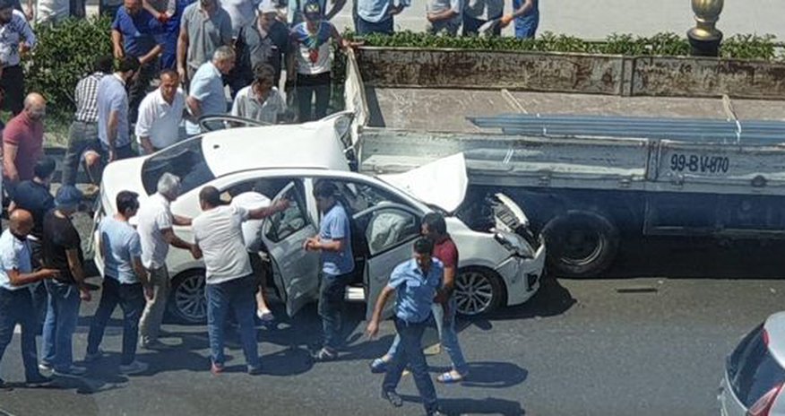 Bakıda ağır qəza: Maşından iki qadın çıxardılar - Foto Bakıda ağır qəza: Maşından iki qadın çıxardılar - Foto