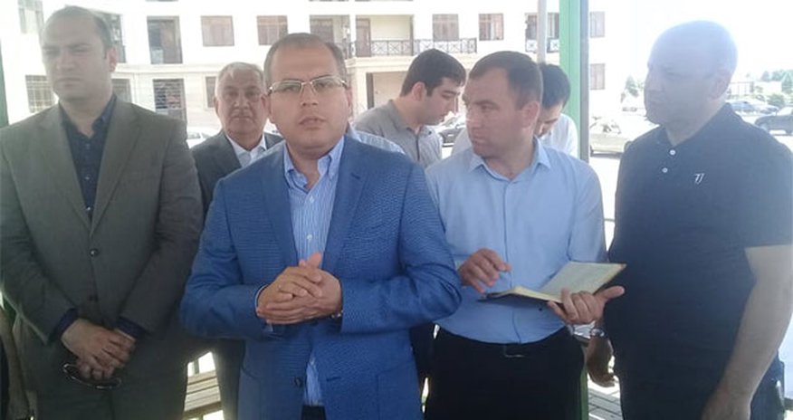 İcra başçısı “Jurnalistlər binası”nın sakinləri ilə görüşdü - Fotolar İcra başçısı “Jurnalistlər binası”nın sakinləri ilə görüşdü - Fotolar
