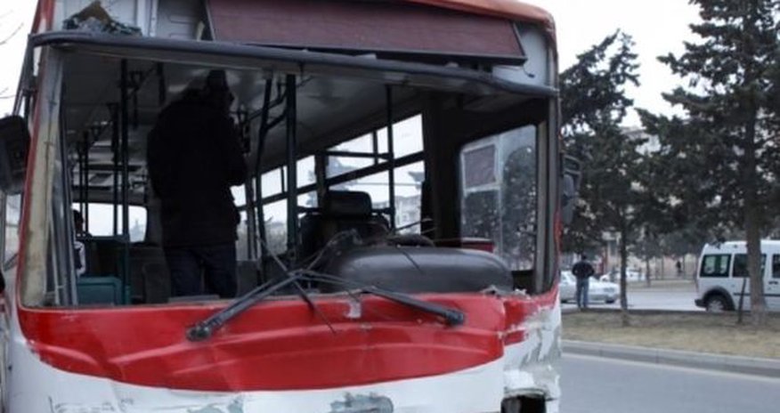 Bakıda sərnişin avtobusu qəzaya uğradı: yaralılar var Bakıda sərnişin avtobusu qəzaya uğradı: yaralılar var