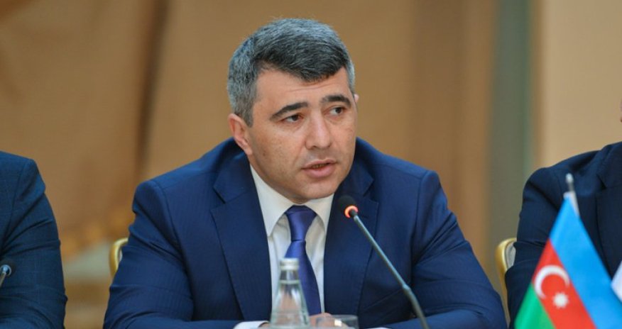 Азербайджанский министр поднялся в кабину комбайна Азербайджанский министр поднялся в кабину комбайна
