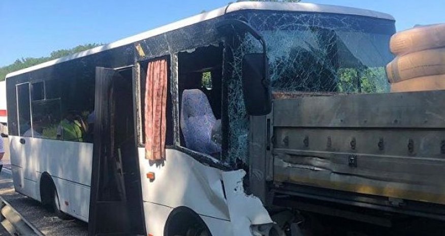 Sərnişin avtobusu yük maşını ilə toqquşdu: 17 yaralı - FOTO Sərnişin avtobusu yük maşını ilə toqquşdu: 17 yaralı - FOTO