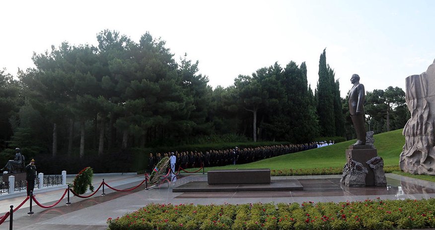 Azerbaijani Defense Ministry’s leadership visits Alley of Honors and Alley of Martyrs (PHOTO) Azerbaijani Defense Ministry’s leadership visits Alley of Honors and Alley of Martyrs (PHOTO)