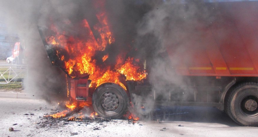 Bakıda kartofla dolu yük avtomobili yanıb Bakıda kartofla dolu yük avtomobili yanıb