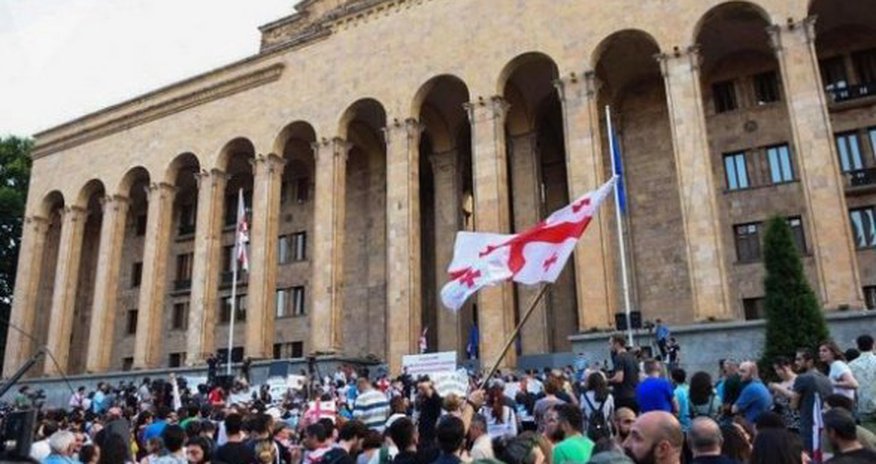 В Грузии продолжаются акции протеста В Грузии продолжаются акции протеста