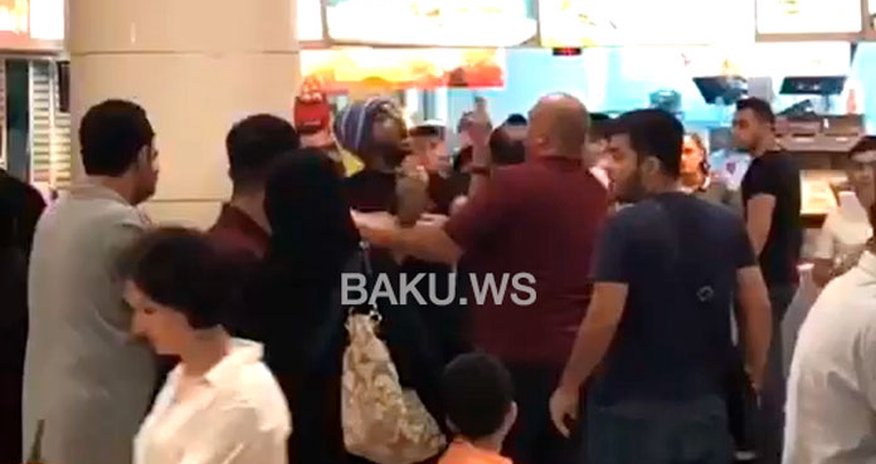 Bakıda ticarət mərkəzində ərəblərlə azərbaycanlılar arasında dava düşdü – VİDEO Bakıda ticarət mərkəzində ərəblərlə azərbaycanlılar arasında dava düşdü – VİDEO