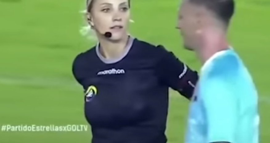 Futbolçu ilə zarafat etdi, bir anda məşhurlaşdı - VİDEO Futbolçu ilə zarafat etdi, bir anda məşhurlaşdı - VİDEO