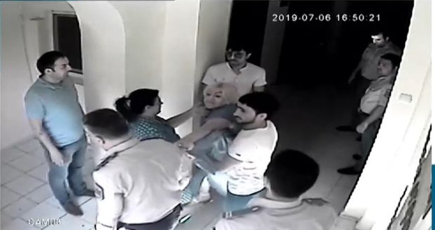 Polis şəhid xanımının bölməyə hücumunun görüntüsünü yaydı - VİDEO Polis şəhid xanımının bölməyə hücumunun görüntüsünü yaydı - VİDEO