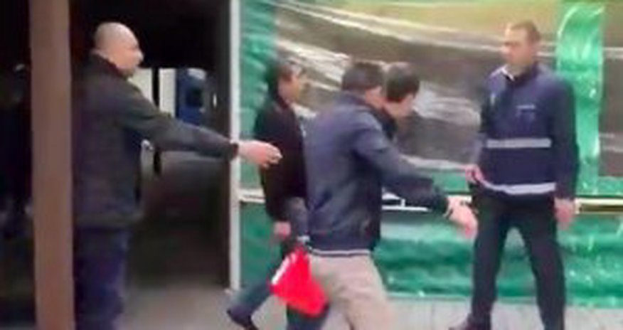 Azərbaycanlı iş adamı məmurların üstünə benzin töküb yandırmaq istədi – Video Azərbaycanlı iş adamı məmurların üstünə benzin töküb yandırmaq istədi – Video