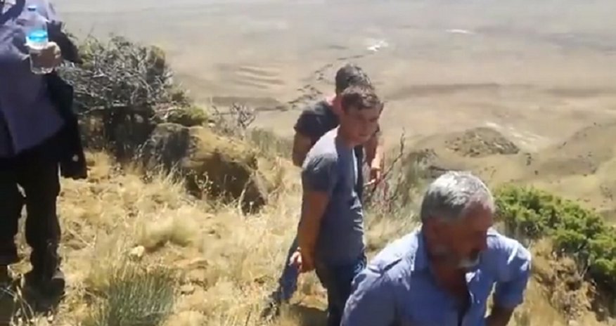 Gürcülər Azərbaycan əsgərlərinə hücum etdilər, silahlarını əllərindən aldılar – VİDEO Gürcülər Azərbaycan əsgərlərinə hücum etdilər, silahlarını əllərindən aldılar – VİDEO
