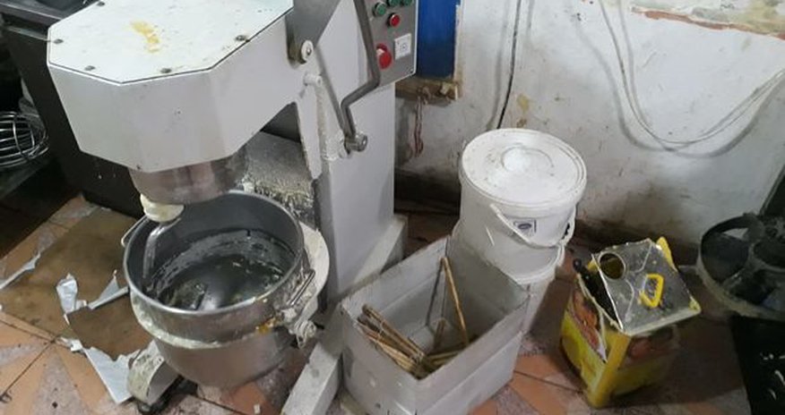 Bakıda tualetlə iç-içə fəaliyyət göstərən şirniyyat sexini bağladılar - FOTO Bakıda tualetlə iç-içə fəaliyyət göstərən şirniyyat sexini bağladılar - FOTO