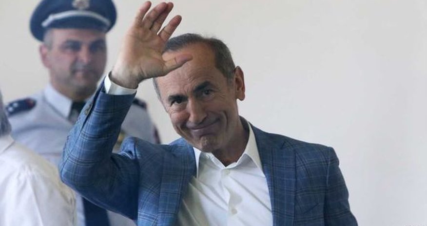 Koçaryan məhkəmədə tapançalarını tələb etdi Koçaryan məhkəmədə tapançalarını tələb etdi