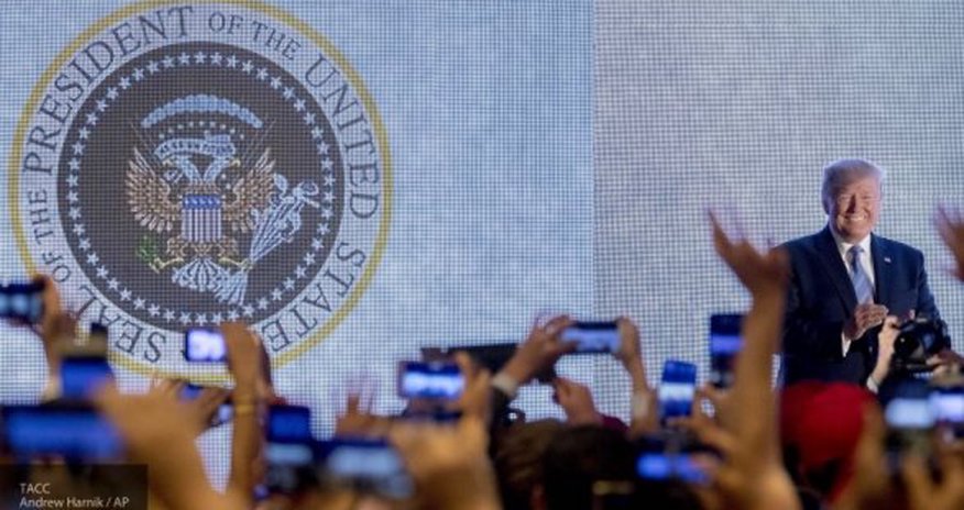 Трамп выступил перед студентами на фоне «герба России» Трамп выступил перед студентами на фоне «герба России»