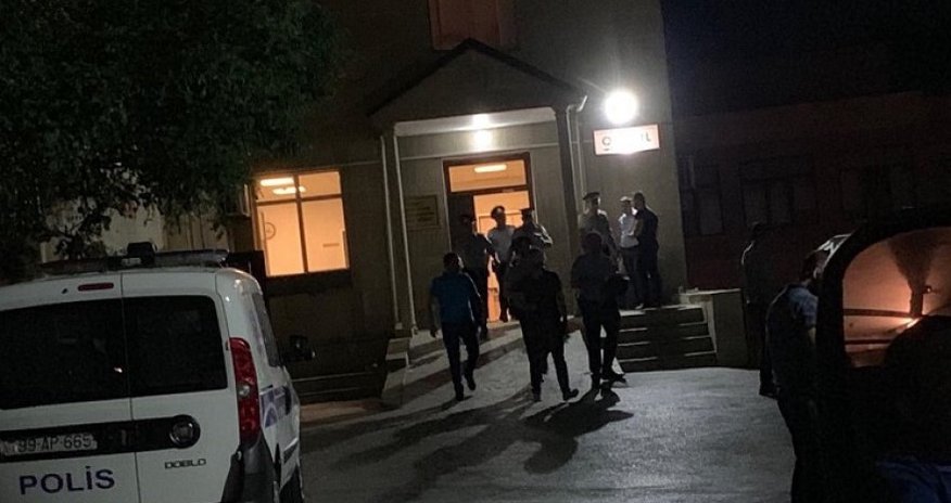 В Баку мужчина ранил ножом бывшею жену и ее мать В Баку мужчина ранил ножом бывшею жену и ее мать