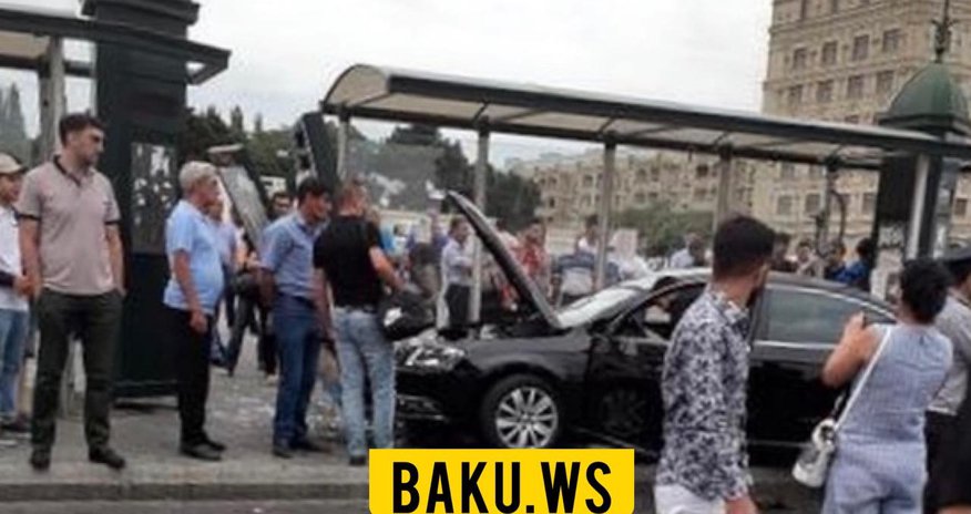 В Баку автомобиль въехал в остановку, есть пострадавшие В Баку автомобиль въехал в остановку, есть пострадавшие
