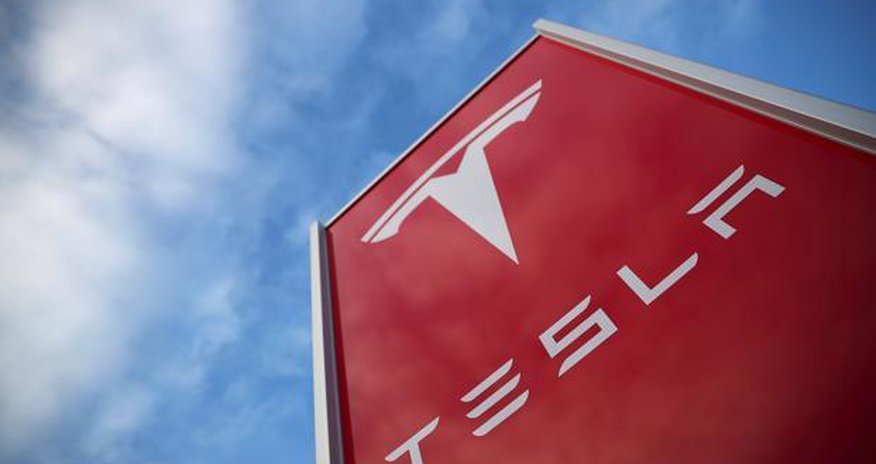 Tesla hit by lawsuit claiming thousands of owners lost battery capacity after software update Tesla hit by lawsuit claiming thousands of owners lost battery capacity after software update