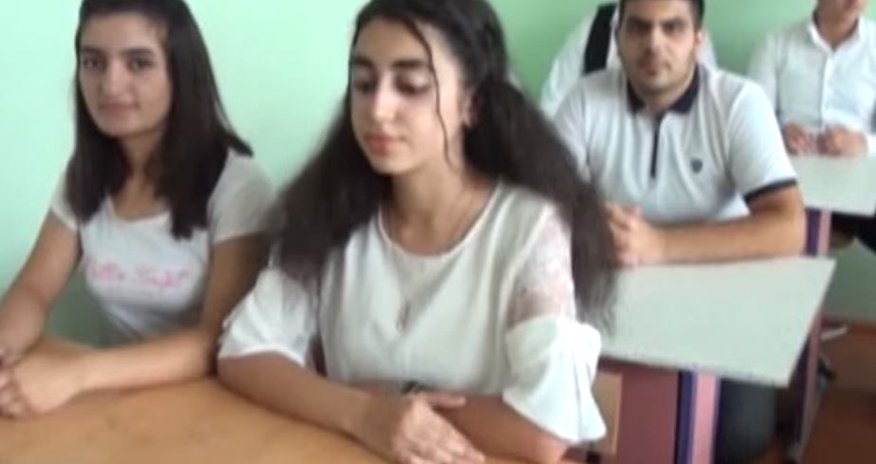 Azərbaycanda bir sinifin bütün şagirdləri ali məktəbə qəbul oldu - VİDEO Azərbaycanda bir sinifin bütün şagirdləri ali məktəbə qəbul oldu - VİDEO
